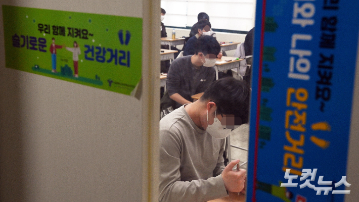'2022학년도 대학수학능력시험'이 치러진 18일 서울 용산구 용산고등학교에서 수험생들이 1교시 국어영역 시험을 준비하고 있다. 사진공동취재단