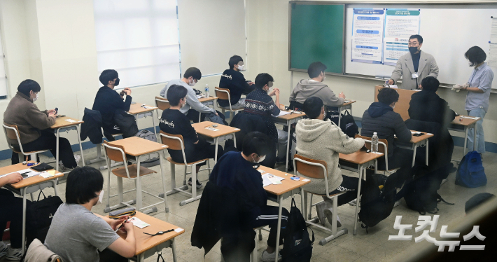 '2022학년도 대학수학능력시험'이 치러진 18일 서울 용산구 용산고등학교에서 수험생들이 1교시 국어영역 시험을 준비하고 있다. 사진공동취재단