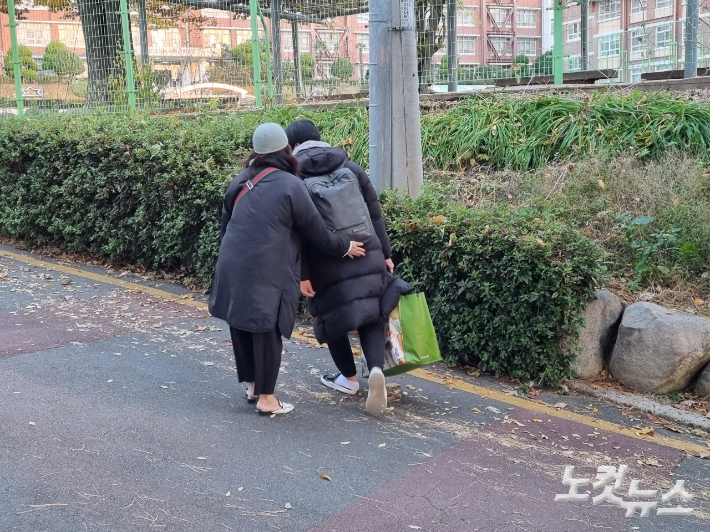 18일 2022학년도 수능이 치러진 부산 남일고등학교 앞에서 한 학부모가 수험생 자녀를 격려하고 있다. 박진홍 기자