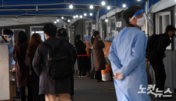 지난 17일 오전 서울역 광장에 마련된 선별검사소에서 시민들이 검사를 받고 있다. 황진환 기자