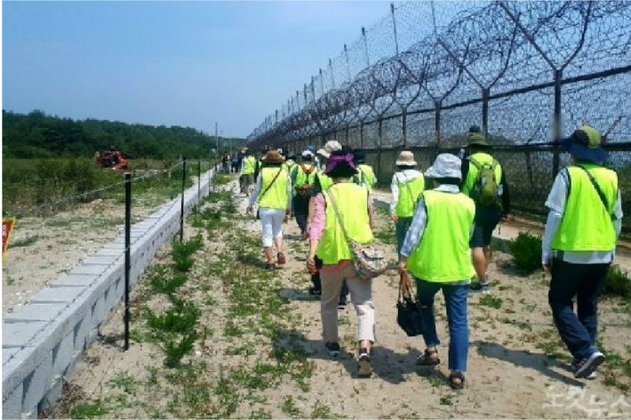 비무장지대(DMZ) 평화의 길 A코스 구간을 걷고 있는 방문객들. 전영래 기자