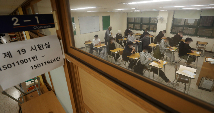 2022학년도 대학수학능력시험 당일인 18일 오전 서울 종로구 경복고등학교에 마련된 시험장에서 수험생들이 시험 준비를 하고 있다. 사진공동취재단
