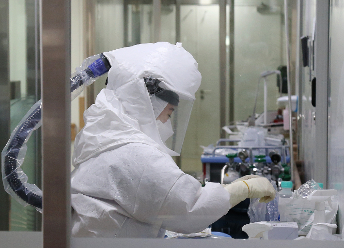 한 간호사가 레벨D 방호복을 착용하고 신종 코로나바이러스 감염증(코로나19) 환자 처치 물품을 정리하고 있다. 연합뉴스