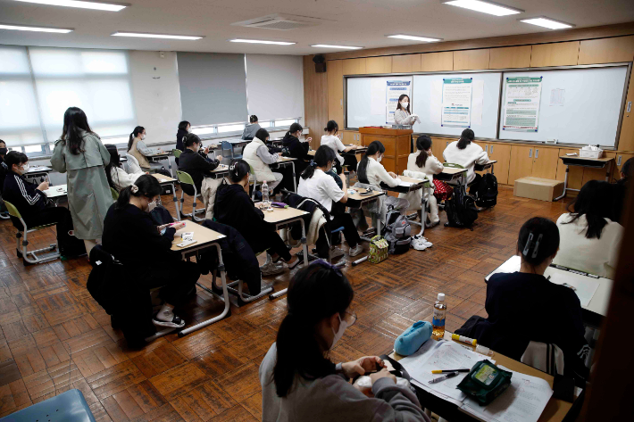 2022학년도 수능이 치러진 18일 부산 연제고등학교 고사장에 수험생들이 착석해 있다. 부산시교육청 제공
