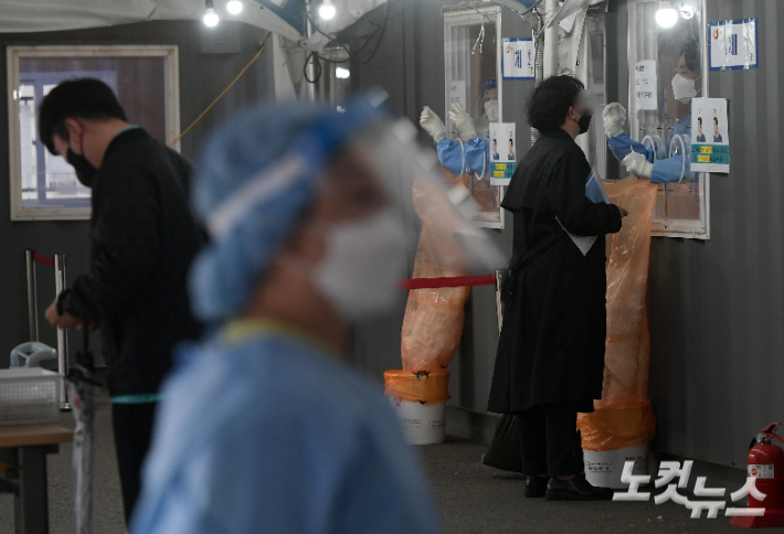 신종 코로나바이러스 감염증(코로나19) 확진자가 3292명 발생, 55일 만에 역대 최다를 기록한 18일 오전 서울 중구 서울역광장에 마련된 임시선별진료소에서 시민들이 검사를 받고 있다. 이한형 기자