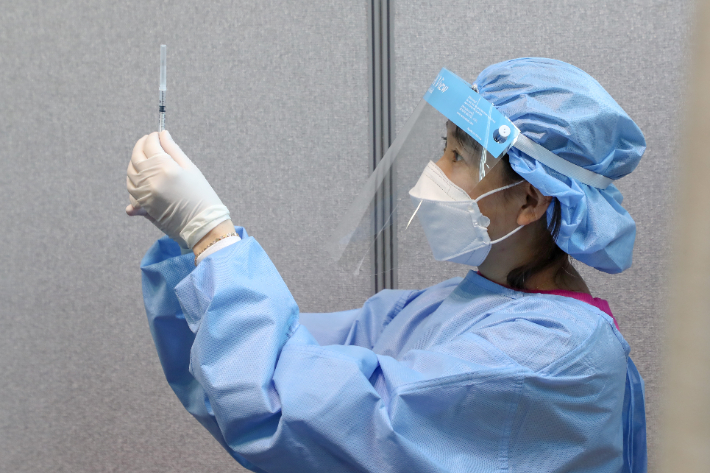 백신접종을 준비하는 의료진. 당진시 제공