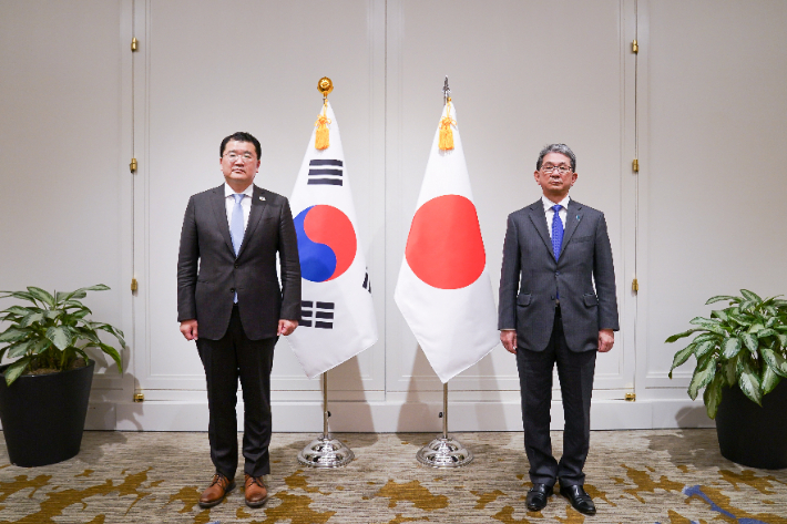 최종건 외교부 1차관(왼쪽)과 모리 다케오 일본 외무성 사무차관. 외교부 제공