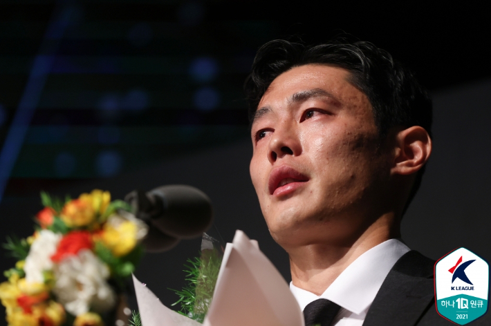 K리그2 MVP에 선정되자 울음을 터뜨린 부산 아이파크 안병준. 한국프로축구연맹 제공