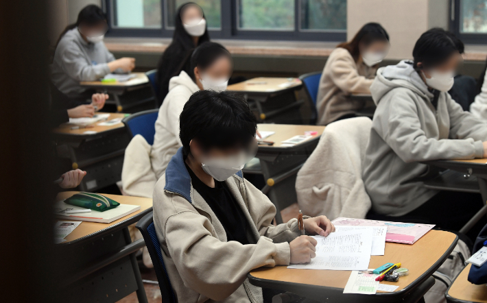 2022년도 대학수학능력시험이 치러진 18일 서울 중구 이화여자외국어고등학교 제15시험지구 제20시험장에서 수험생들이 시험전 막바지 점검을 하고 있다. 사진공동취재단