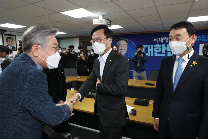 의원들과 인사하는 이재명 대선후보. 연합뉴스