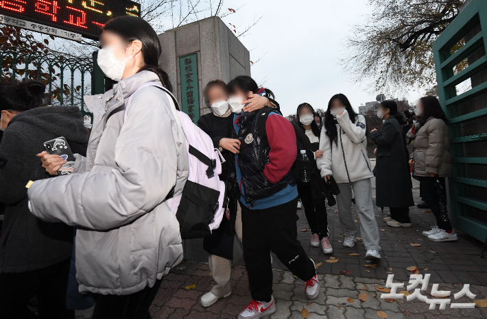 2022학년도 수학능력시험이 종료된 18일 오후 서울 중구 이화여자외고에서 수능을 마친 수험생들이 시험장을 나서고 있다. 황진환 기자