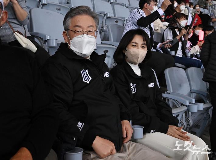 한국시리즈 4차전 관전하는 이재명 후보 내외