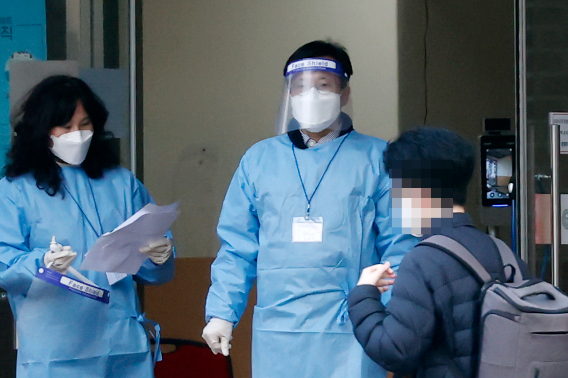 고사장 향하는 자가격리 수험생. 연합뉴스