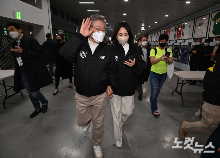 이재명 더불어민주당 대선 후보와 부인 김혜경 씨가 '2021 신한은행 SOL KBO리그' KT 위즈와 두산 베어스의 한국시리즈 4차전을 관전하기 위해 18일 오후 서울 고척스카이돔으로 입장하고 있다. 국회사진취재단