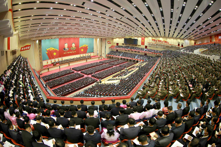 북한이 6년만에 '3대혁명 선구자 대회'를 개최했다. 김정은 북한 국무위원장은 대회에 참석하진 않았으나 서한을 보내 3대혁명 운동을 위한 과업을 제시했다. 뉴스원 제공