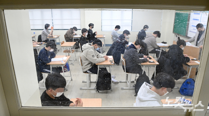 '2022학년도 대학수학능력시험'이 치러진 지난 18일 서울 용산구 용산고등학교에서 수험생들이 1교시 국어영역 시험을 준비하고 있다. 사진공동취재단