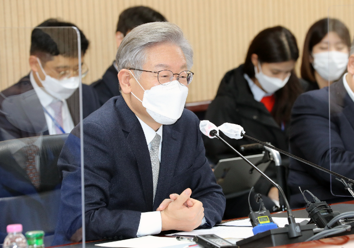 더불어민주당 이재명 대선후보가 19일 대전시 유성구 한국전자통신연구원(ETRI)을 방문, 연구원들과 간담회를 하고 있다. 연합뉴스