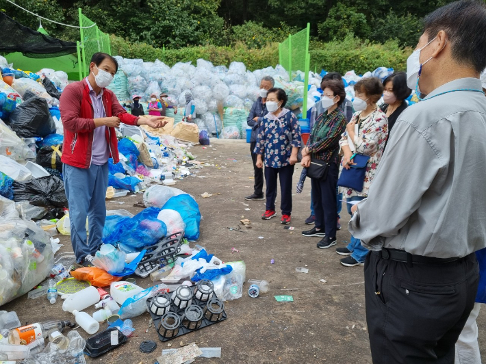 광주 동구 산수2동 주민들이 광주시 동구 재활용 선별장을 찾아 재활용 쓰레기에 대한 분리방법과 재활용 쓰레기 선별 방법에 대한 교육을 받았다. 광주환경운동연합 제공