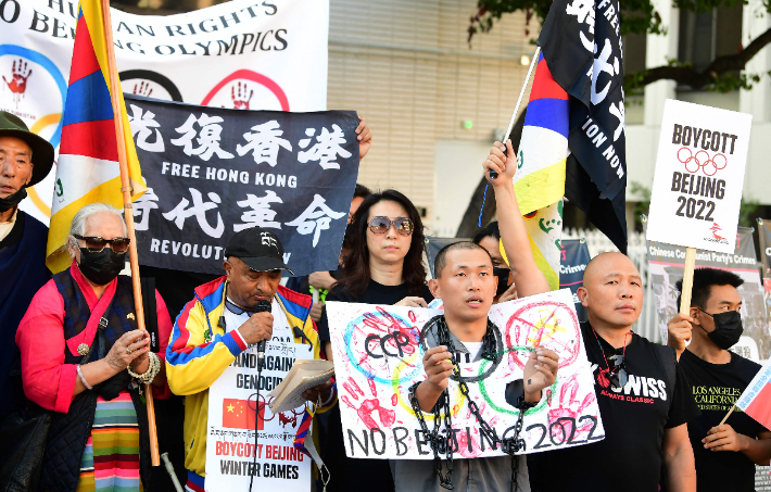3일 미국 캘리포니아주 로스앤젤레스(LA) 주재 중국 영사관 앞에서 활동가들이 인권 문제를 제기하며 베이징 동계올림픽 보이콧을 요구하는 시위를 벌이고 있다. 이들은 NBC, BBC, CBC, SKY 등 서방 언론사에도 올림픽 중계에 나서지 말 것을 촉구했다. 연합뉴스