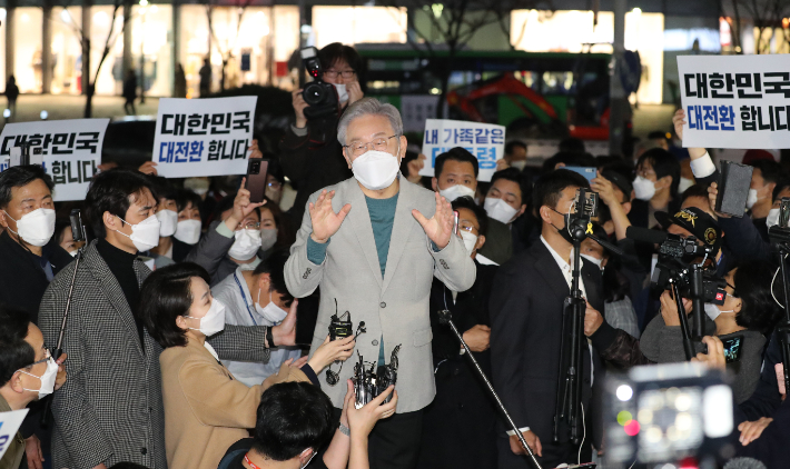 더불어민주당 이재명 대선후보가 19일 대전시 서구 둔산동 갤러리아백화점 타임월드 앞에서 대전 시민들에게 즉석연설하고 있다. 연합뉴스