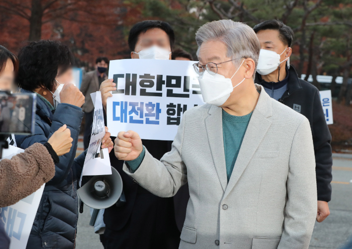 더불어민주당 이재명 대선후보가 19일 대전시 유성구 대전 엑스포 시민광장에서 지지자들과 인사하고 있다. 연합뉴스