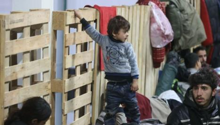 벨라루스 당국이 물류 센터를 개조해 만든 임시 난민수용소로 옮겨온 난민들. 연합뉴스