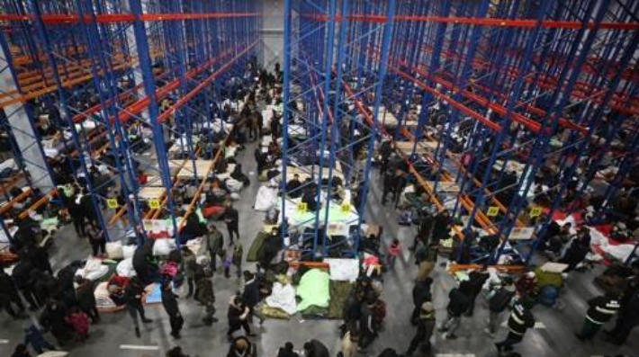 벨라루스 당국이 물류 센터를 개조해 만든 임시 난민수용소. 연합뉴스