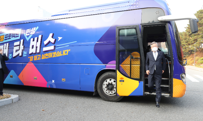 더불어민주당 이재명 대선후보가 지난 19일 대전시 유성구 한국전자통신연구원(ETRI)에 도착, '매타버스'(매주 타는 민생 버스)에서 내리는 모습. 연합뉴스