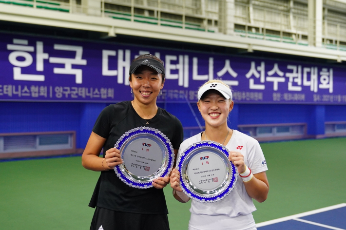 한국대학테니스선수권 여자 복식 우승을 이룬 박지민(왼쪽)-이서경. 프리랜서 김도원 기자