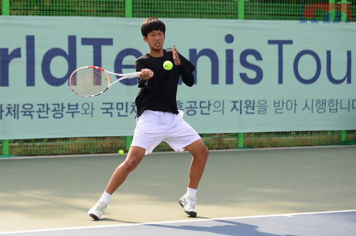 국제테니스연맹(ITF) IMG 오산국제주니어대회 남자 단식 정상에 오른 김장준. 대한테니스협회