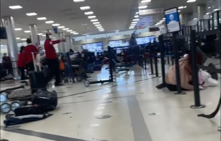 총기 오발 사고가 난 뒤 아수라장이 된 미국 애틀랜타 국제공항 내부. 공항 이용자의 인스타그램 계정 동영상 캡처
