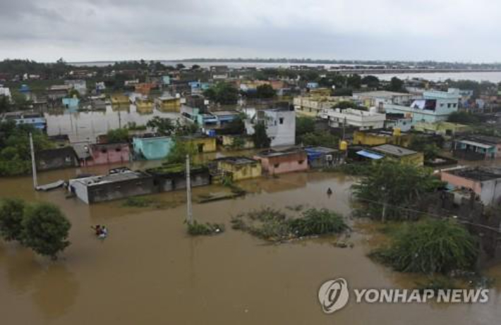 홍수로 물에 잠긴 인도 안드라프라데시주의 한 마을. 연합뉴스