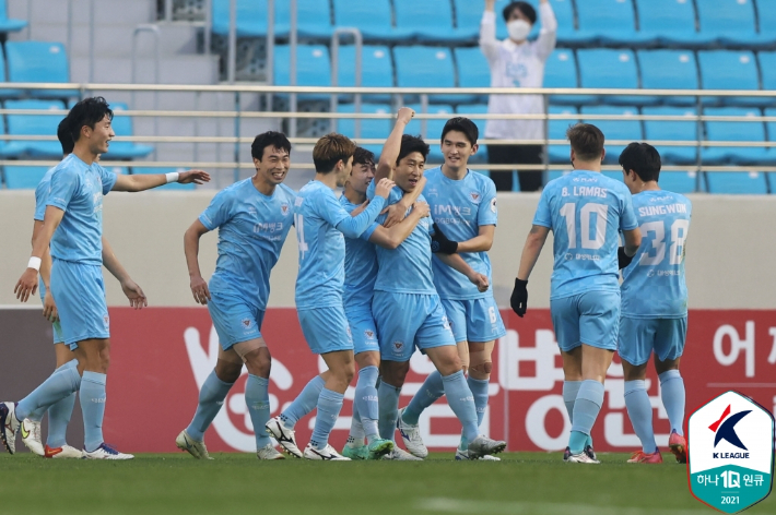 기뻐하는 대구FC 선수들. 한국프로축구연맹 제공