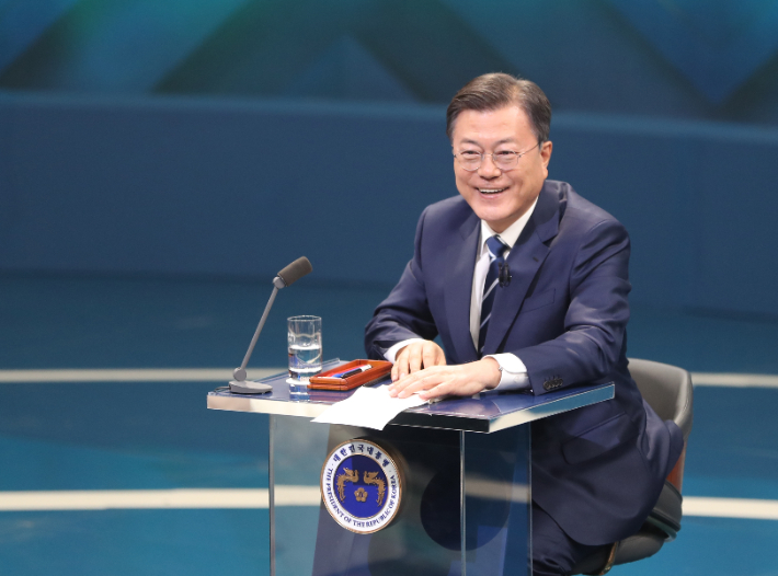 문재인 대통령이 21일 오후 서울 여의도 KBS 공개홀에서 열린 2021 국민과의 대화 '일상으로'에서 밝은 표정을 짓고 있다. 연합뉴스