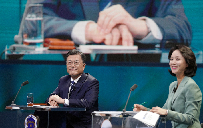 문재인 대통령이 21일 오후 서울 여의도 KBS 공개홀에서 열린 2021 국민과의 대화 '일상으로'에서 질문받고 있다. 연합뉴스