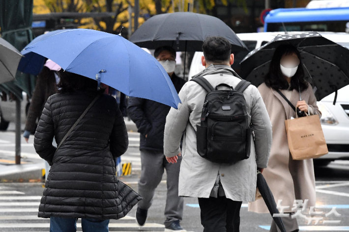 전국 대부분 지역에 비가 내리며 초겨울 날씨가 성큼 다가온 지난 9일 서울 광화문사거리에서 두터워진 옷차림의 시민들이 출근길을 재촉하고 있다. 박종민 기자