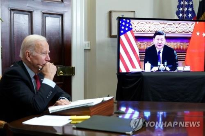 조 바이든(왼쪽) 미국 대통령이 지난 15일(현지시간) 워싱턴DC 백악관의 루스벨트 룸에서 화상을 통해 시진핑 중국 국가주석과 정상회담을 하고 있다. 