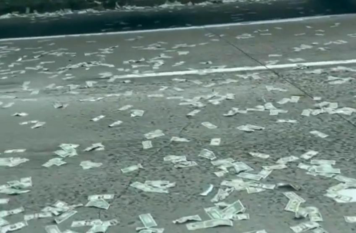 미국 캘리포니아주 고속도로에 뿌려진 지폐. 연합뉴스