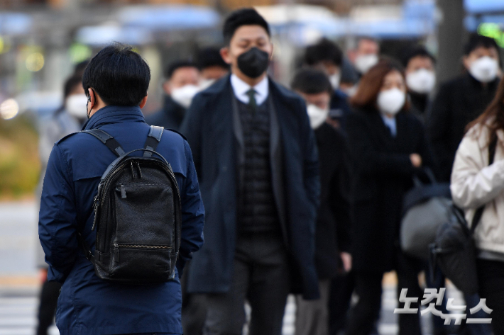 찬바람이 강해진 22일 서울 광화문사거리에서 어깨를 움추린 시민들이 출근길을 재촉하고 있다. 박종민 기자