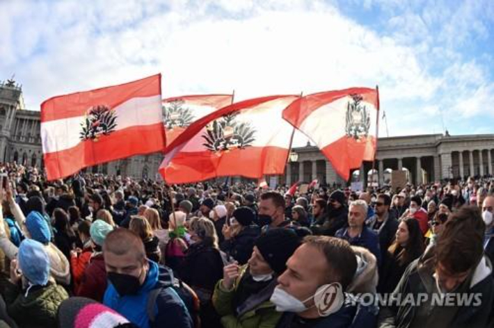 오스트리아 수도 빈에서 정부의 신종 코로나바이러스 감염증(코로나19) 방역 조치에 반대하는 대규모 시위. 연합뉴스