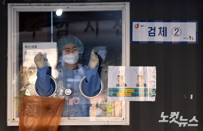 부산에서는 중학교와 교회에서 새로운 집단감염이 발생하는 등 코로나19 신규확진자가 90명 발생했다. 황진환 기자