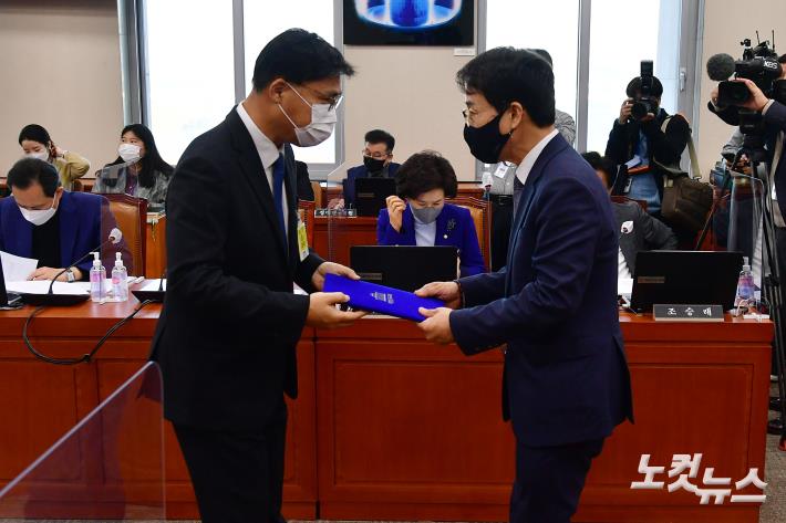 선서문 전달하는 김의철 한국방송공사 사장 후보자