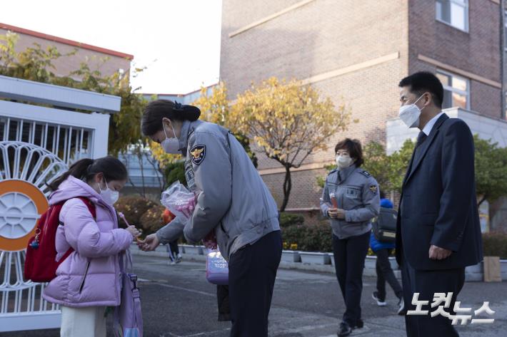 학교폭력 예방 연필 나눠주는 경찰