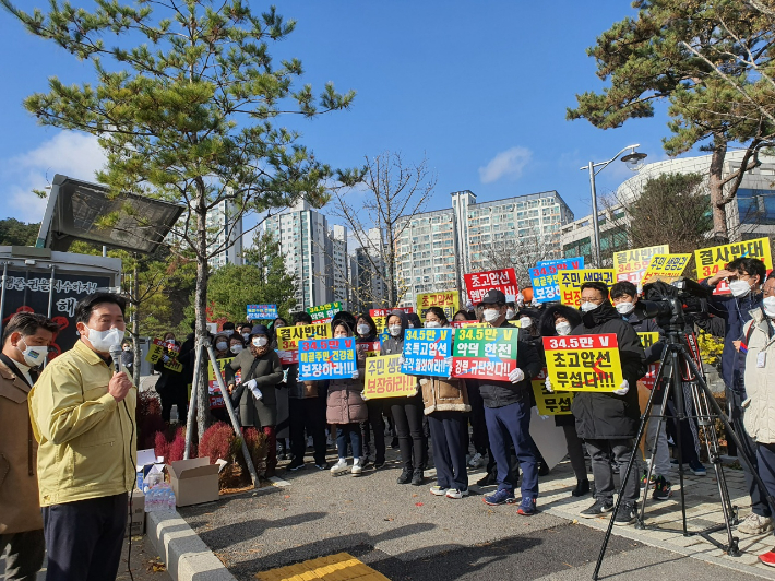 22일 한국전력공사 초고압선 반대 비상대책위원회는 시흥시청 앞에서 한전이 추진 중인 전력구 공사 반대 집회를 열었다. 비대위 제공