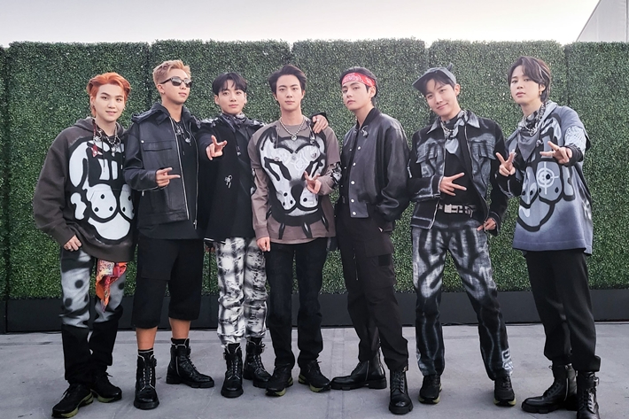방탄소년단은 이날 공연에서 새 영어 싱글 '버터'와 콜드플레이와의 협업곡 '마이 유니버스' 두 곡의 무대를 선사했다. 방탄소년단 공식 트위터
