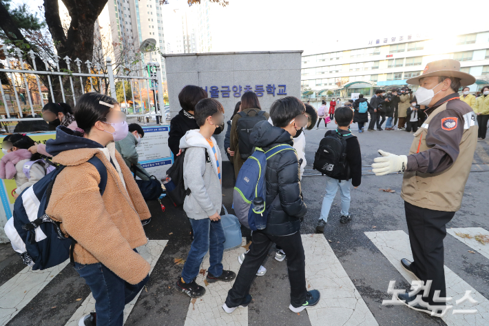 전국 초·중·고교 전면등교가 실시된 22일 오전 서울 용산구 금양초등교에서 학생들이 등교하고 있다. 사진공동취재단