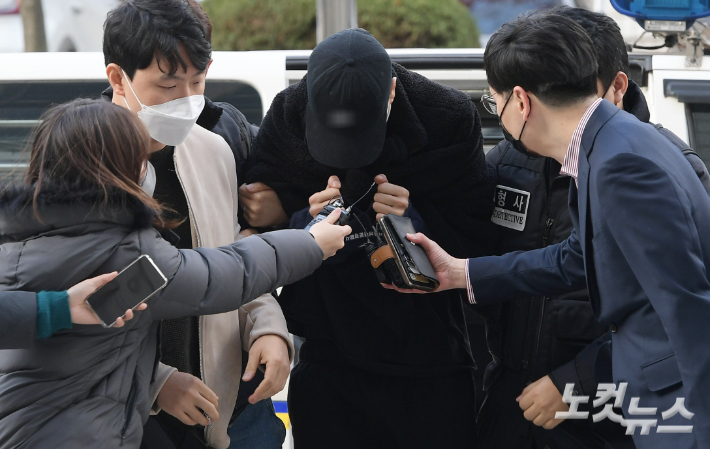 데이트폭력 피해로 경찰의 신변보호를 받던 여성을 살해한 30대 피의자 B씨가 22일 오후 서울 서초구 서울중앙지방법원에서 열린 구속 전 피의자 심문(영장실질심사)를 받기위해 법원으로 들어서고 있다. 이한형 기자