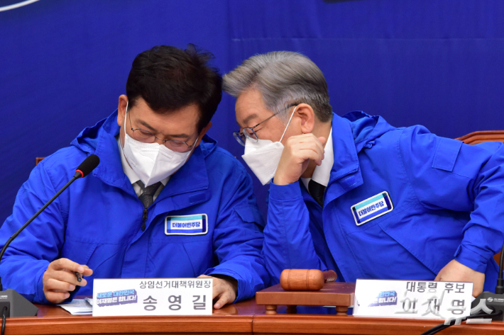 왼쪽부터 송영길 상임선거대책위원장과 더불어민주당 이재명 대선 후보. 윤창원 기자