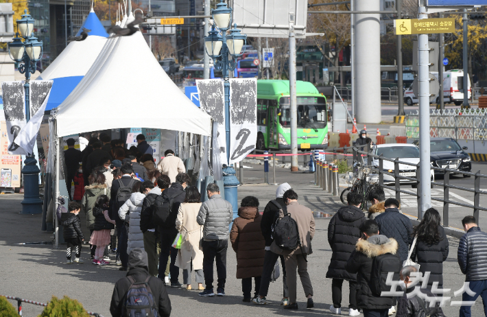 서울역 선별진료소에서 시민들이 신종 코로나바이러스 감염증(코로나19) 검체 검사를 받기 위해 줄을 서 있다. 이한형 기자