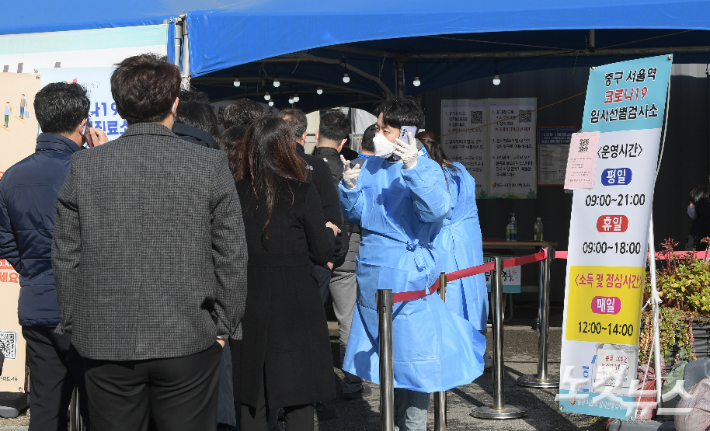 경남의 신규 확진자는 어제 밤에 확진된 9명으로, 22일 하루 80명이 발생한 것으로 집계됐다. 이한형 기자